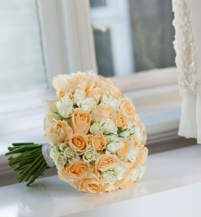 Dus og tett brudebukett i hvitt og fersken Dus og tett brudebukett i hvitt og fersken